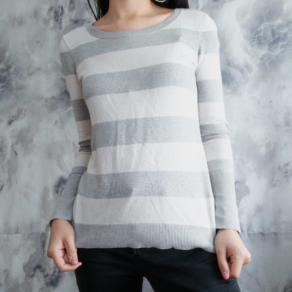 🌺FREE w/BUNDLES🌺 striped sweater - Picture 1 of 3